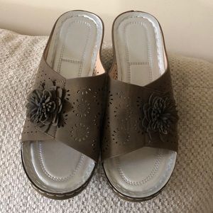 Brown suede-like size 8 sandals with flowers